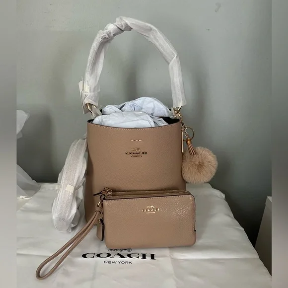 Coach Small Town Bucket Bag And Matching Wristlet - Picture 3 of 13